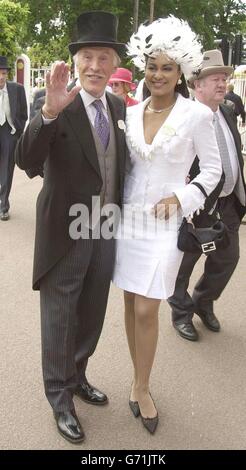 Bruce Forsyth e sua moglie Wilnelia arrivano per l'inizio della seconda giornata di corse al Royal Ascot nel Berkshire. Foto Stock