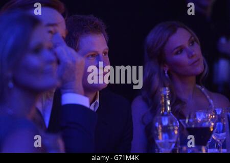 Il principe Harry e il cantante Joss Stone guardano una presentazione di scena alla festa estiva per celebrare il 10° anniversario della beneficenza Sentebale al Dorchester Hotel, Londra. Foto Stock