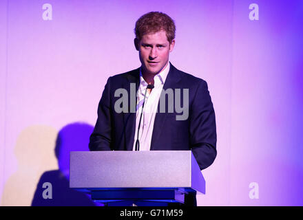 Il principe Harry parla sul palco durante la festa estiva per celebrare il decimo anniversario della carità di Sentebale al Dorchester Hotel, Londra. Foto Stock