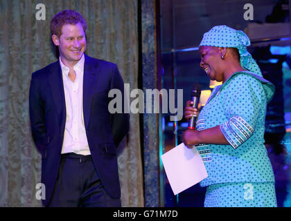 Il Principe Harry e Malineo Motsephe, che ha ricevuto il premio Service Award sul palco durante il Sentebale Summer Party presso il Dorchester Hotel di Londra Foto Stock