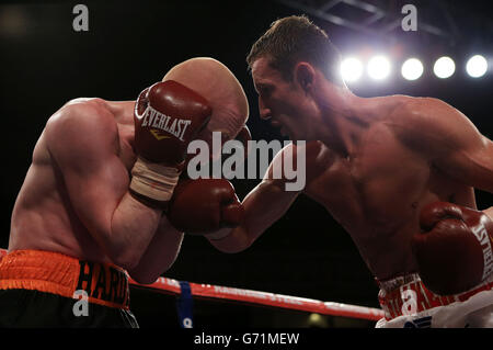 Thomas Stalker e Ryan Hardy (a sinistra) durante il viaggio di pesi leggeri a Liverpool Olympia, Liverpool. Foto Stock