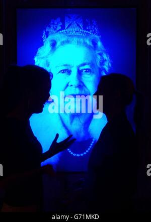 Equanimity, il primo ritratto olografico della regina Elisabetta II, raffigurato presso la Queen's Gallery a Buckingham Palace a Londra. L'ologramma, in vetro, montato su granito e illuminato da una striscia di LED blu, sarà presentato al Jersey Museum di St Helier. È stato creato dall'artista di luce Chris Levine. Foto Stock