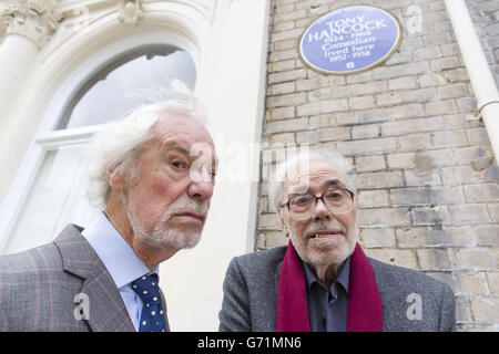 Ray Galton (a sinistra) e Alan Simpson di fronte a una targa inglese Heritage blu, all'inaugurazione, fuori 20 Queen's Gate Place, Londra, che commemora la star commedia Tony Hancock. Foto Stock