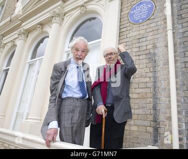 Ray Galton (a sinistra) e Alan Simpson di fronte a una targa inglese Heritage blu, all'inaugurazione, fuori 20 Queen's Gate Place, Londra, che commemora la star commedia Tony Hancock. Foto Stock