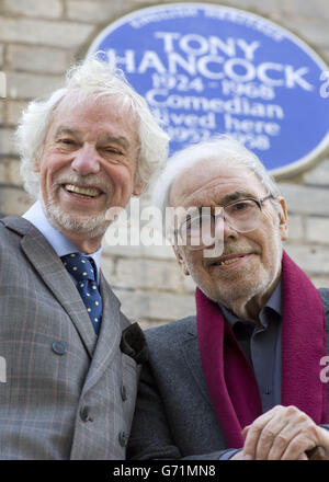 Ray Galton (a sinistra) e Alan Simpson di fronte a una targa inglese Heritage blu, all'inaugurazione, fuori 20 Queen's Gate Place, Londra, che commemora la star commedia Tony Hancock. Foto Stock