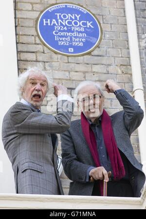 Ray Galton (a sinistra) e Alan Simpson di fronte a una targa inglese Heritage blu, all'inaugurazione, fuori 20 Queen's Gate Place, Londra, che commemora la star commedia Tony Hancock. Foto Stock