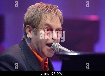 Il cantante Sir Elton John ha suonato sul palco durante la conferenza stampa per annunciare il Musical Billy Elliot, tenuto presso la Royal Academy of Music, nel centro di Londra. Foto Stock