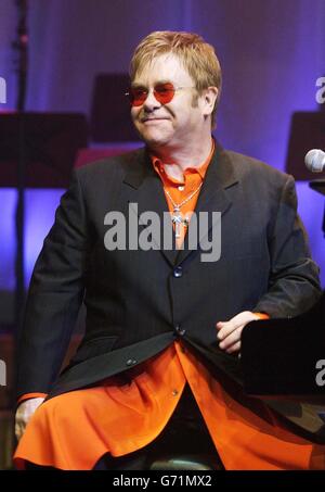 Il cantante Sir Elton John ha suonato sul palco durante la conferenza stampa per annunciare il Musical Billy Elliot, tenuto presso la Royal Academy of Music, nel centro di Londra. Foto Stock