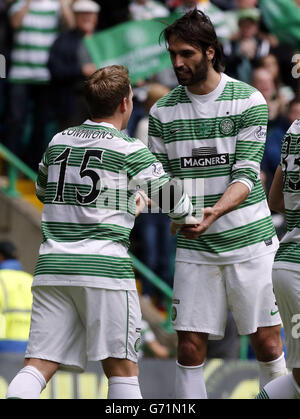 Il Kris Commons di Celtic celebra il suo obiettivo con il team Georgios Samaras durante la partita di premiership scozzese al Celtic Park di Glasgow. Foto Stock