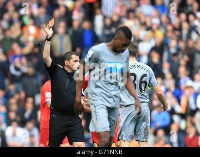 Calcio - Barclays Premier League - Liverpool / Newcastle United - Anfield. L'arbitro Phil Dowd dà un cartellino rosso a Paul Dummett (a destra) del Newcastle United Foto Stock