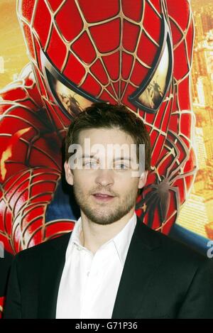 L'attore Tobey Maguire arriva per la prima del suo ultimo film Spider-man 2, tenuto al teatro Mann Village di Los Angeles. Foto Stock