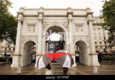 Il Marble Arch nel centro di Londra, è stato rivelato completamente restaurato, dopo un programma di conversione del patrimonio inglese di 75,000 libbre, che ha pulito e riparato il monumento alla sua gloria precedente. Progettato da John Nash e completato nel 1832-33, l'Arco commemora la vittoria della Gran Bretagna su Napoleone. Foto Stock