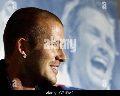 Il capitano dell'Inghilterra David Beckham ha fatto una conferenza stampa presso il centro stampa di Lisbona, in Portogallo, in vista del quarto finale di scontro dell'Inghilterra con il Portogallo giovedì. Foto Stock