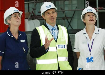 Da sinistra a destra: Suor Helen Appleby, primo ministro britannico Tony Blair e fisioterapista Allie carter al St Thomas Hospital di Londra, dove Blair ha illustrato le prossime proposte del governo per il National Health Service. Il primo Ministro Blair ha definito una visione di servizi pubblici 'personalizzati?, che secondo lui sarebbe al centro di un governo laburista di terzo mandato. Parlando a Londra, il primo Ministro ha dichiarato di mirare a "rifondere completamente” lo stato sociale creato nel 1945 per offrire la possibilità di scelta agli utenti di ospedali e scuole statali. Foto Stock