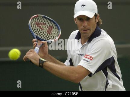 Greg Rusedski della Gran Bretagna in azione contro Rainer Schuettler della Germania al Lawn Tennis Championships a Wimbledon, Londra. , NESSUN UTILIZZO DEL TELEFONO CELLULARE. Foto Stock