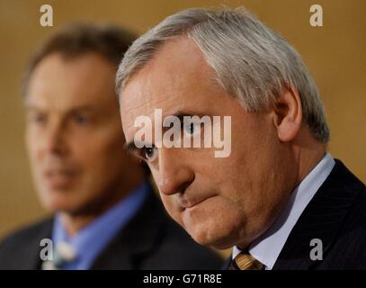 Il primo ministro irlandese Bertie Ahern (destra) e il suo omologo britannico Tony Blair tengono una conferenza stampa congiunta alla Lancaster House di Londra. La coppia ha fissato una scadenza di settembre per la risoluzione del processo di pace in Irlanda del Nord in una dichiarazione comune. Foto Stock