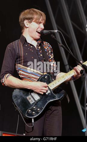Alexander Kapranos del gruppo scozzese Franz Ferdinand si esibisce dal vivo durante il festival di Glastonbury, tenuto presso la Worthy Farm di Pilton, Somerset. Foto Stock