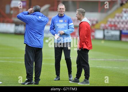 Scunthorpe United Manger Russ Wilcox (centro) durante la partita Sky Bet League due a St James' Park, Exeter. PREMERE ASSOCIAZIONE foto. Data immagine: Sabato 26 aprile 2014. Vedi PA Story SOCCER Exeter. Il credito fotografico dovrebbe essere: Cavo PA. Foto Stock