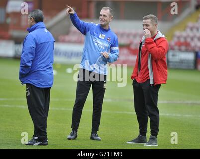 Scunthorpe United Manger Russ Wilcox (centro) durante la partita Sky Bet League due a St James' Park, Exeter. Foto Stock