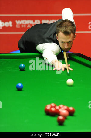 Judd Trump in azione nella sua seconda partita contro Ryan Day durante il Dafabet World Snooker Championships al Crucible di Sheffield. Foto Stock