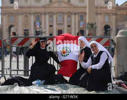 Un gruppo di monache del Perù si preparano ad accampare in Piazza San Pietro a Città del Vaticano per vedere la canonizzazione dei Papi Giovanni XXIII e Giovanni Paolo II che domani diventeranno santi. Foto Stock