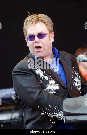 Sir Elton John suona dal vivo sul palco all'Ashton Gate Stadium di Bristol. Foto Stock