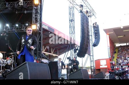 Elton John in concerto. Sir Elton John suona dal vivo sul palco all'Ashton Gate Stadium di Bristol. Foto Stock