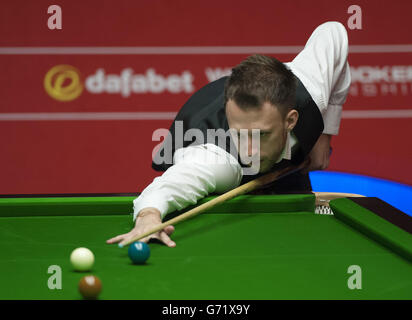 Snooker - Dafabet World Snooker Championships - Day Twelve - The Crucible. Judd Trump durante la sua partita contro Neil Robertson durante il Dafabet World Snooker Championships al Crucible di Sheffield. Foto Stock