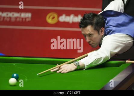 Snooker - Dafabet World Snooker Championships - Day Twelve - The Crucible. Dominic Dale durante la sua partita contro Barry Hawkins durante il Dafabet World Snooker Championships al Crucible di Sheffield. Foto Stock