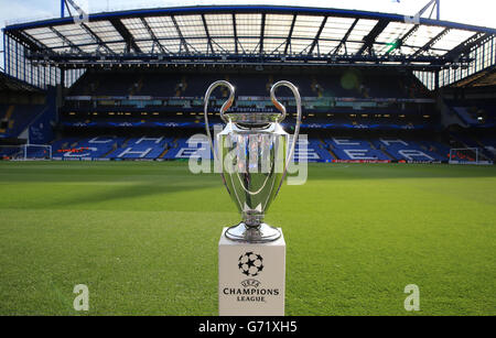 Calcio - UEFA Champions League - semifinale - seconda tappa - Chelsea / Atletico Madrid - Ponte di Stamford. Il Trofeo UEFA Champions League in vista dal campo di Stamford Bridge prima della partita UEFA Champions League a Stamford Bridge, Londra. Foto Stock