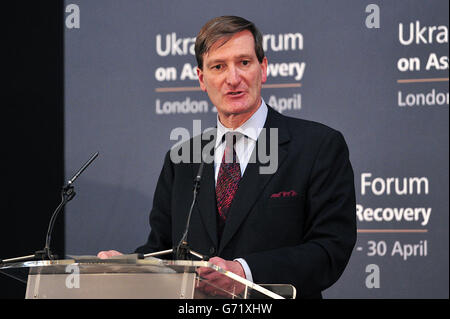 Il procuratore generale Dominic Grieve ha dichiarato la sua dichiarazione conclusiva alla fine del Forum ucraino sul recupero degli asset a Londra. Foto Stock