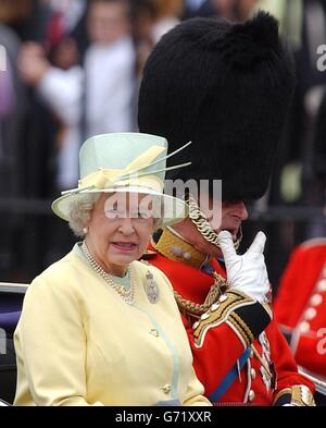 La Regina Elisabetta II della Gran Bretagna siede con il Duca di Edimburgo in una carrozza aperta durante la cerimonia del colore Trooping lungo il Mall nel centro di Londra. Foto Stock