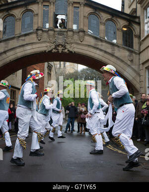 I ballerini Morris intrattengono la folla il giorno di maggio, vicino alla Bodleian Library di Oxford. Foto Stock