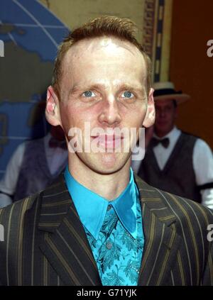 Il membro del cast Ewen Bremner arriva per la prima del suo ultimo film Around the World in 80 Days, tenuto al teatro El Capitan di Los Angeles, California, USA. Foto Stock