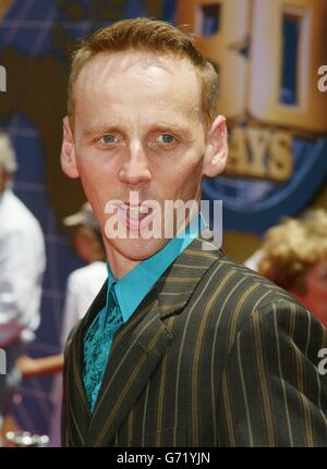 Il membro del cast Ewen Bremner arriva per la prima del suo ultimo film Around the World in 80 Days, tenuto al teatro El Capitan di Los Angeles, California, USA. Foto Stock