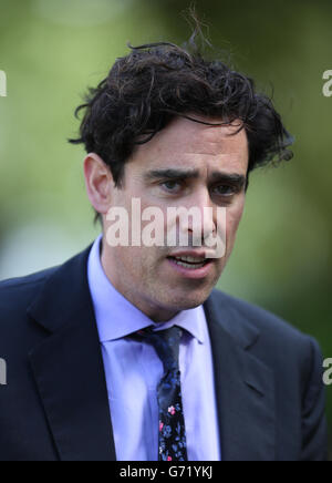 Stephen Mangan partecipa al servizio funebre dell'autore sue Townsend presso la De Montford Hall di Leicester. Foto Stock