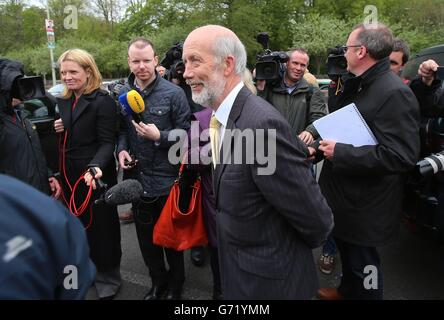 Irlanda del Nord il Ministro della Giustizia David Ford parla ai media al di fuori della stazione di polizia di Antrim, dove il leader del Sinn Fein Gerry Adams è tenuto dalla polizia per aver interrogato sull'assassinio di Belfast, madre del 10, Jean McConville. Foto Stock