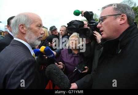 Irlanda del Nord il Ministro della Giustizia David Ford parla ai media al di fuori della stazione di polizia di Antrim, dove il leader del Sinn Fein Gerry Adams è tenuto dalla polizia per aver interrogato sull'assassinio di Belfast, madre del 10, Jean McConville. Foto Stock