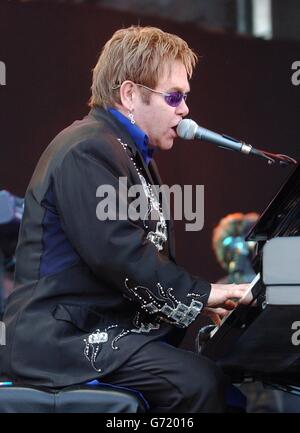 Sir Elton John suona dal vivo sul palco all'Ashton Gate Stadium del Bristol City Football Club. Foto Stock