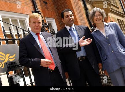 Il leader liberaldemocratico Charles Kennedy (a sinistra) con i nuovi deputati del partito Sajjjad Karim (Nord Ovest) e Fiona Hall (Nord Est) fuori dalla sede del partito nel centro di Londra. Kennedy ha invitato i suoi rivali a unirsi a coinvolgere il pubblico in un rinnovato dibattito sull'Europa a seguito dell'avanzata dell'euroscettica UKIP, che ha spinto la lib Dems al quarto posto nel sondaggio. Ma ha respinto qualsiasi delusione, esprimendo soddisfazione per il fatto che il partito avesse ottenuto due nuovi deputati e aumentato la sua quota di voto sulle elezioni del 1999. Foto Stock