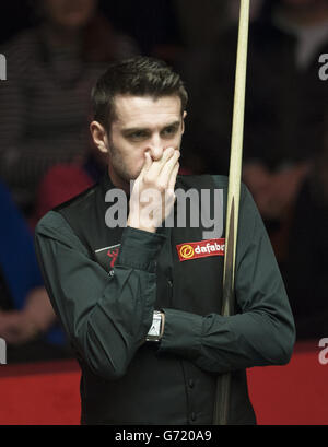 Mark Selby durante la sua semifinale contro Neil Robertson durante i Campionati Mondiali di snooker di Dafabet al Crucible, Sheffield. Foto Stock