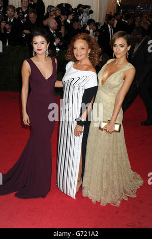 Selena Gomez, Diane von Furstenberg e Jessica Alba in arrivo all'evento Met Gala al Metropolitan Museum of Art di New York, USA. Foto Stock