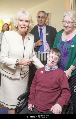 La Duchessa di Cornovaglia incontra Christopher Horth, 28 anni, a Douglas House durante una visita all'Helen & Douglas House Hospice di Oxford, di cui è patrona, mentre l'ospizio celebra il suo decimo anniversario. Foto Stock