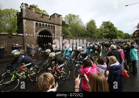 Il peloton passa davanti al Castle Upton Gate Lodge mentre si fa strada su Antrim Road passando Templepatrick durante la seconda fase del giro D'Italia 2014 a Belfast. Foto Stock