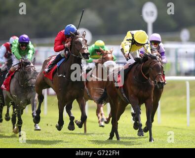 Honor Bound (a destra) guidato da Joe Fanning viene a casa per vincere il Betfred &Pound;7.5 Million Scoop6 Today Oaks Trial Stakes in un finale fotografico dal secondo classificato, (a sinistra) guidato da William Buick durante il Derby Trial Raceday presso l'ippodromo di Lingfield Park. Foto Stock