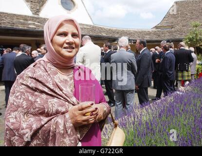 Maryam Quadir da Ilford durante un ricevimento presso la tenuta di Highgrove del Principe di Galles per rendere omaggio al personale che ha presidiato gli uffici postali di viaggio della posta reale sciolta. Più di 120 lavoratori che rappresentavano ciascuna delle rotte ferroviarie del paese incontravano il principe nella sua casa vicino a Tetbury, Gloucestershire. Foto Stock