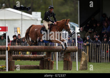 Il neozelandese Andrew Nicholson riding Nereo si è giocato nella fase di Cross Country durante il quarto giorno della Mitsubishi Motors Badminton Horse Trials, Badminton. Foto Stock