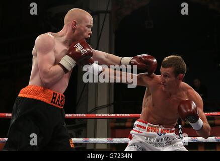 Thomas Stalker (a destra) e Ryan Hardy durante il viaggio di pesi leggeri al Liverpool Olympia, Liverpool. Foto Stock