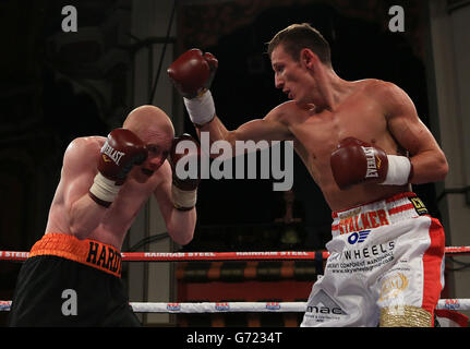 Thomas Stalker (a destra) e Ryan Hardy durante il viaggio di pesi leggeri al Liverpool Olympia, Liverpool. Foto Stock