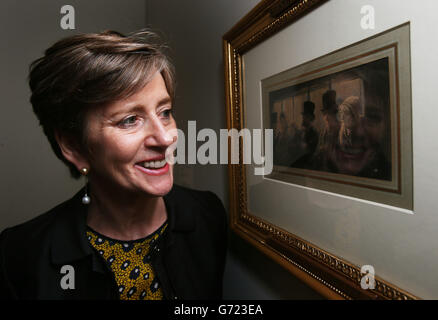 Il direttore della galleria Barbara Dawson con la vista 'in the Omnibus' dell'artista francese Honore Daumier (1808 - 1879) alla Galleria della città di Dublino la Hugh Lane come la galleria insieme al Criminal Assets Bureau annunciano che è ritorno a seguito del suo furto dalla galleria. Foto Stock